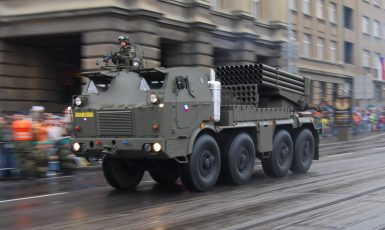 Raketomet RM-70 české armády na přehlídce v Praze v roce 2008. (Chmee2, wikimedia, CC BY-SA 3.0)