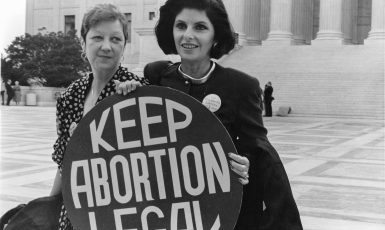 Norma McCorvey čili Jane Roe a její právnička Gloria Allred na schodech Nejvyššího soudu USA v roce 1989 (Shaull / Wikimedia Commons / CC BY-SA 2.0)
