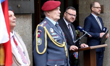 Generální ředitel ČRo René Zavoral při projevu, v popředí v červeném baretu stojící M. Semorád. (Ministerstvo obrany, Jan Schejbal, se souhlasem)