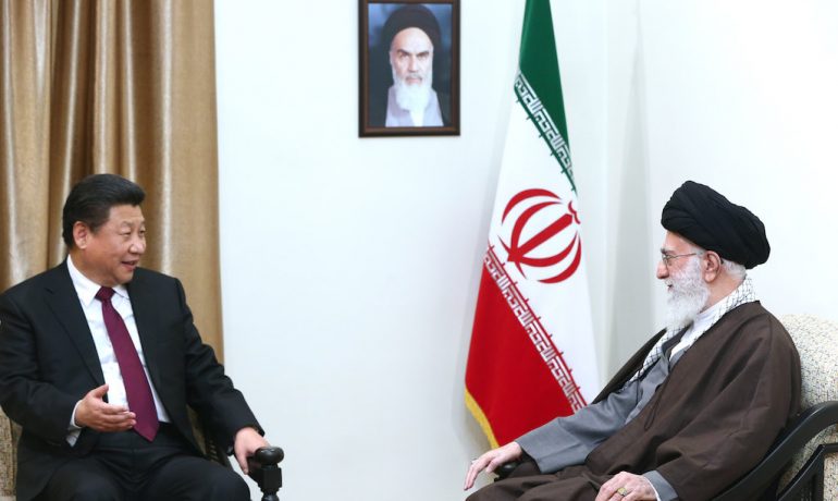 Generálních tajemník čínských komunistů Si Ťin-pchinga na návštěvě u íránského vůdce Alího Chameneího v Teheránu (2016) (Official website of Ali Khamenei / Wikimedia Commons / CC BY 4.0)