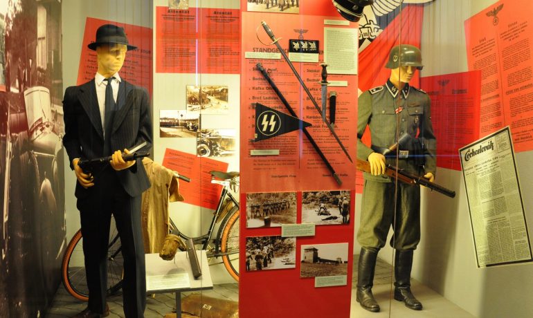 Jedna z vitrín bývalé expozice v Armádním muzeu na pražském Žižkově věnovaná útoku na Heydricha (Pavel Šmejkal / se souhlasem)
