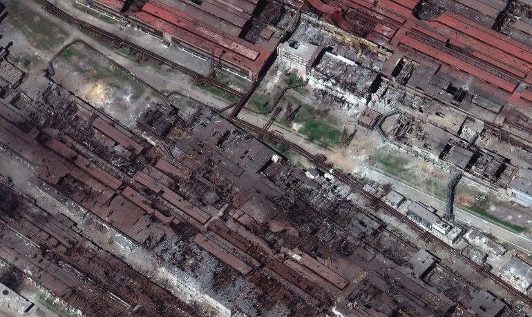 Zničený areál oceláren Azovstal v Mariupolu  (Maxar)