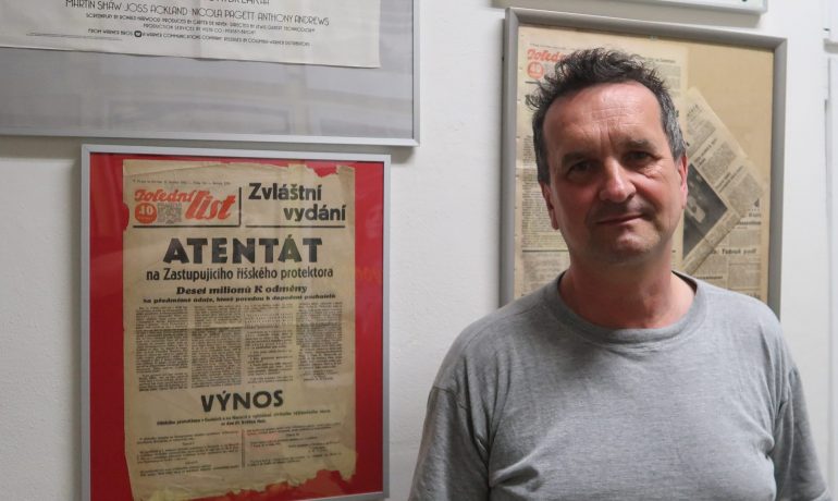 Karel Polata z Iniciativy A vedle originálu novin vydaných den po útoku na Reinharda Heydricha. (Pavel Šmejkal, se souhlasem)