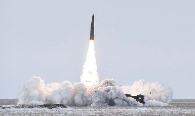 Start rakety Iskander-M na zkušební střelnici Kapustin Jar (Mil.ru / Wikimedia Commons / CC BY 4.0)