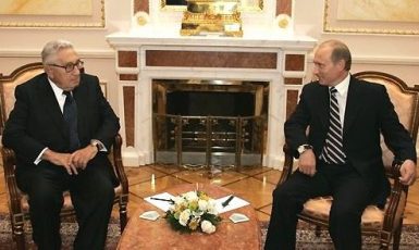 Henry Kissinger a Vladimir Putin v roce 2005. (commons.wikimedia.org/CC BY 4.0/Kremlin.ru)