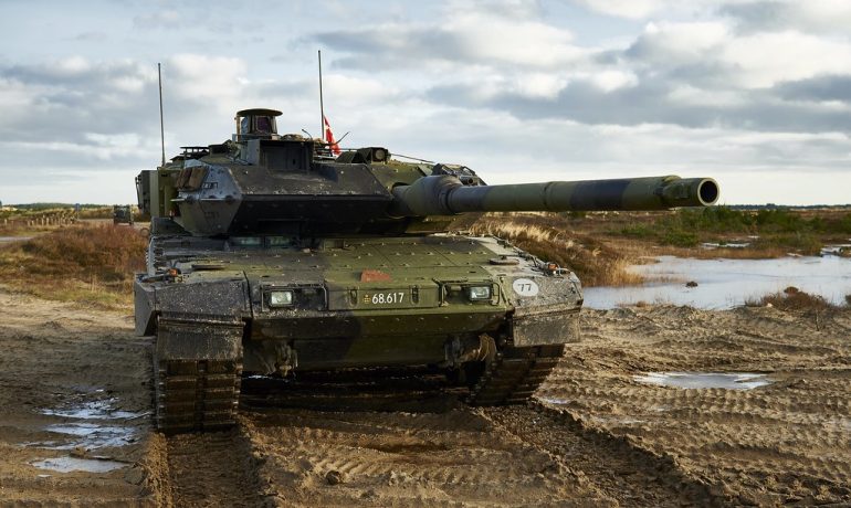 Tank Leopard 2A7 v barvách dánské armády. (Johnbp2, wikimedia, CC BY-SA 4.0)