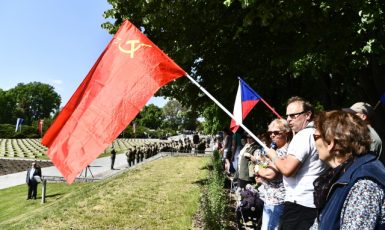Na pietní akt do Terezína přišla skupina lidí s vlajkou Sovětského svazu (ČTK/Hájek Ondřej)