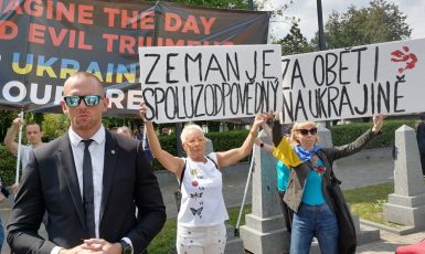 Na pietní akci ukrajinského velvyslanectví k 77. výročí konce 2. světové války protestovali lidé proti prezidentovi Zemanovi (Jenny Nowak / se souhlasem)