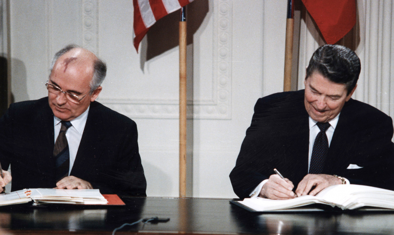 Michail Gorbačov, Ronald Reagan (White House Photographic Office / Public Domain)