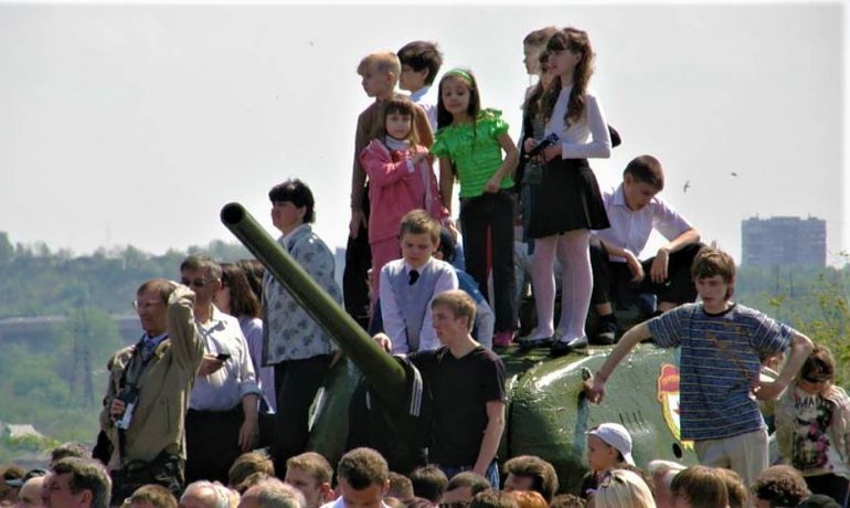 Ruské děti slaví Den Vítězství (Ilustrační foto) (Andrew Butko / Wikimedia Commons /CC BY-SA 3.0)