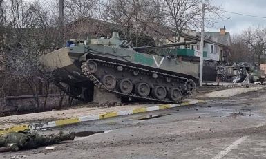 Bojové vozidlo BMD-4M armády Ruské federace, které uvízlo v bitvě u Hostomelu během ruské invaze na Ukrajinu v roce 2022 (Ukrajinské ministerstvo obrany / Wikimedia Commons / CC BY-SA 4.0)