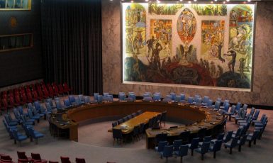 Jednací sál Rady bezpečnosti OSN (Bernd Untiedt, wikimedia, CC BY-SA 3.0)