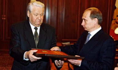 Boris Jelcin předává v Kremlu prezidentské pravomoci Vladimiru Putinovi (31. 12. 1999) (wikimedia commons / kremlin.ru / CC BY 3.0)