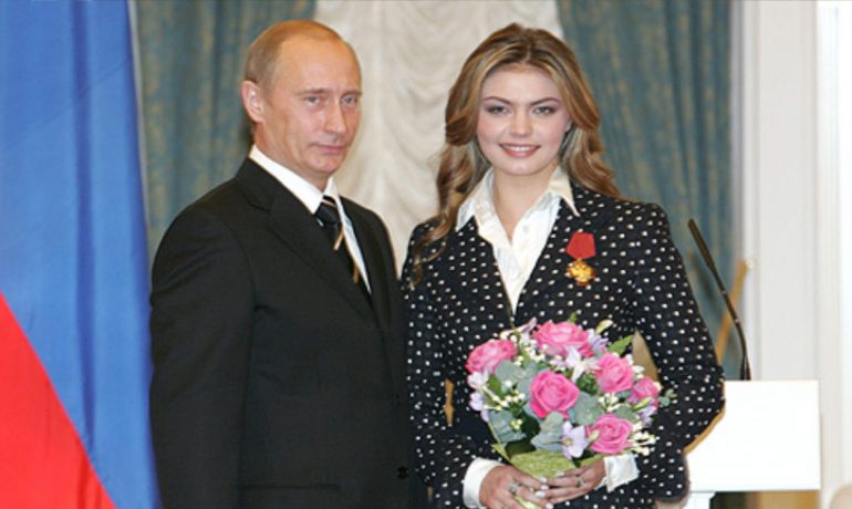 Vladimir Putin a Alina Kabajevova v roce 2005. (commons.wikimedia.org/CC BY-SA 4.0/Kremlin.ru)