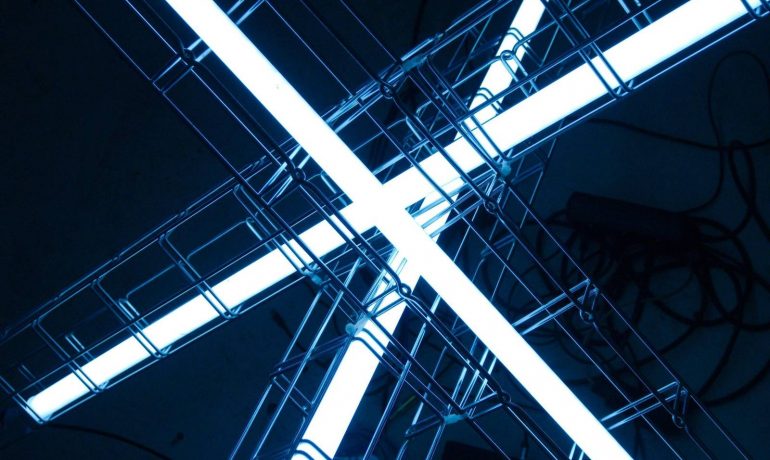 Zářící český ježek připomíná význam hranice i její problematičnost (Michal HōR (se svolením autora))