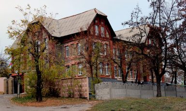 Památkově chráněná budova gymnázia byla zcela zničena (Serebro 53 / Wikimedia Commons / CC BY-SA 4.0)