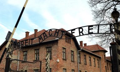 Brána koncentračního tábora v Osvětimi (Jason M Ramos, wikimedia, CC BY 2.0)