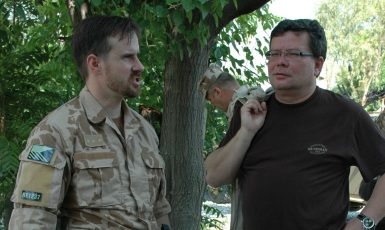 Karel Řehka v rozhovoru s tehdejším ministrem obrany Alexandrem Vondrou v září 2011 v Afghánistánu. (Kateřina Lang, Ministerstvo obrany České republiky, se souhlasem)
