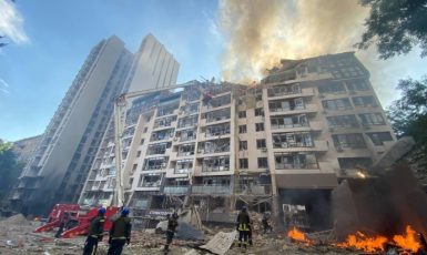Ruské rakety zasáhly na počátku agrese nejeden obytný dům v Kyjevě. (Ukrajinská pravda, se souhlasem)