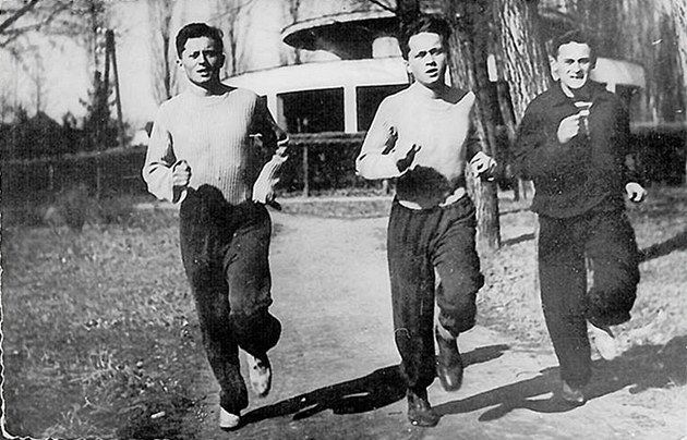 Bratři Mašínové, vlevo Ctirad, vpravo Josef, a Milan Paumer krátce před útěkem za hranice (Archiv Milana Paumera / se souhlasem)