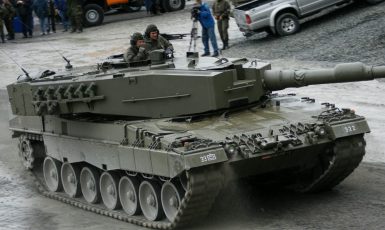 Německý tank Leopard 2A4 má ve své výzbroji například i neutrální Rakousko. (wikimedia commons / Friedrich Böhringer / CC BY-SA 2.5)