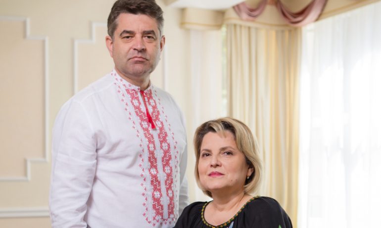 Jevhen Perebyjnis, velvyslanec Ukrajiny, manželka Olha Perebyjnis, Ukrajina, Víkend, Praha, 19. 5. 2022 (Matěj Slavik/Economia)