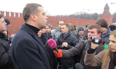 Vladimir Milov poskytuje rozhovor novinářům na místě vraždy Borise Němcova. Moskva, 28. února 2015. (commons.wikimedia.org/CC BY 4.0/putnik)