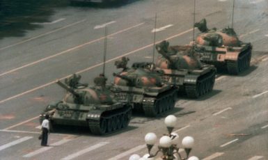 Slavný snímek z náměstí Tchien-an-men v červnu 1989. (ČTK/AP/Jeff Widener)