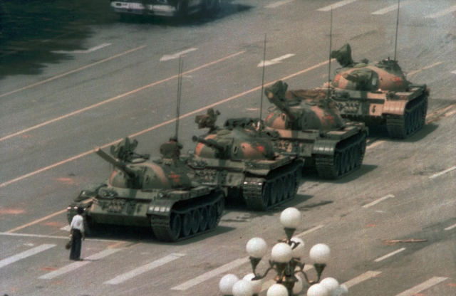 Slavný snímek z náměstí Tchien-an-men v červnu 1989. (ČTK/AP/Jeff Widener)