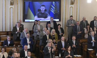 Ukrajinský prezident Volodymyr Zelenskyj prostřednictvím videopřenosu promluvil k českému Parlamentu (ČTK/Krumphanzl Michal)