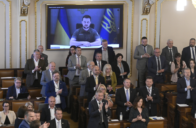 Ukrajinský prezident Volodymyr Zelenskyj prostřednictvím videopřenosu promluvil k českému Parlamentu (ČTK/Krumphanzl Michal)