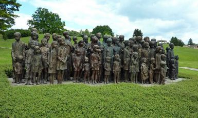 Pomník dětských obětí války v Lidicích (Michal Ritter / Wikimedia Commons / CC BY-SA 3.0)