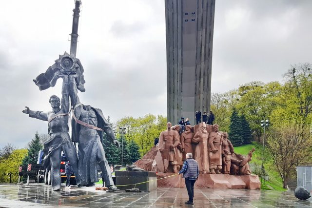 Demontáž sovětského památníku ruských a ukrajinských dělníků v Kyjevě z roku 1982 (26. 4. 2022) (Rasal Hague / Wikimedia Commons / CC BY 4.0)