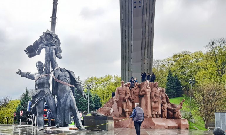 Demontáž sovětského památníku ruských a ukrajinských dělníků v Kyjevě z roku 1982 (26. 4. 2022) (Rasal Hague / Wikimedia Commons / CC BY 4.0)