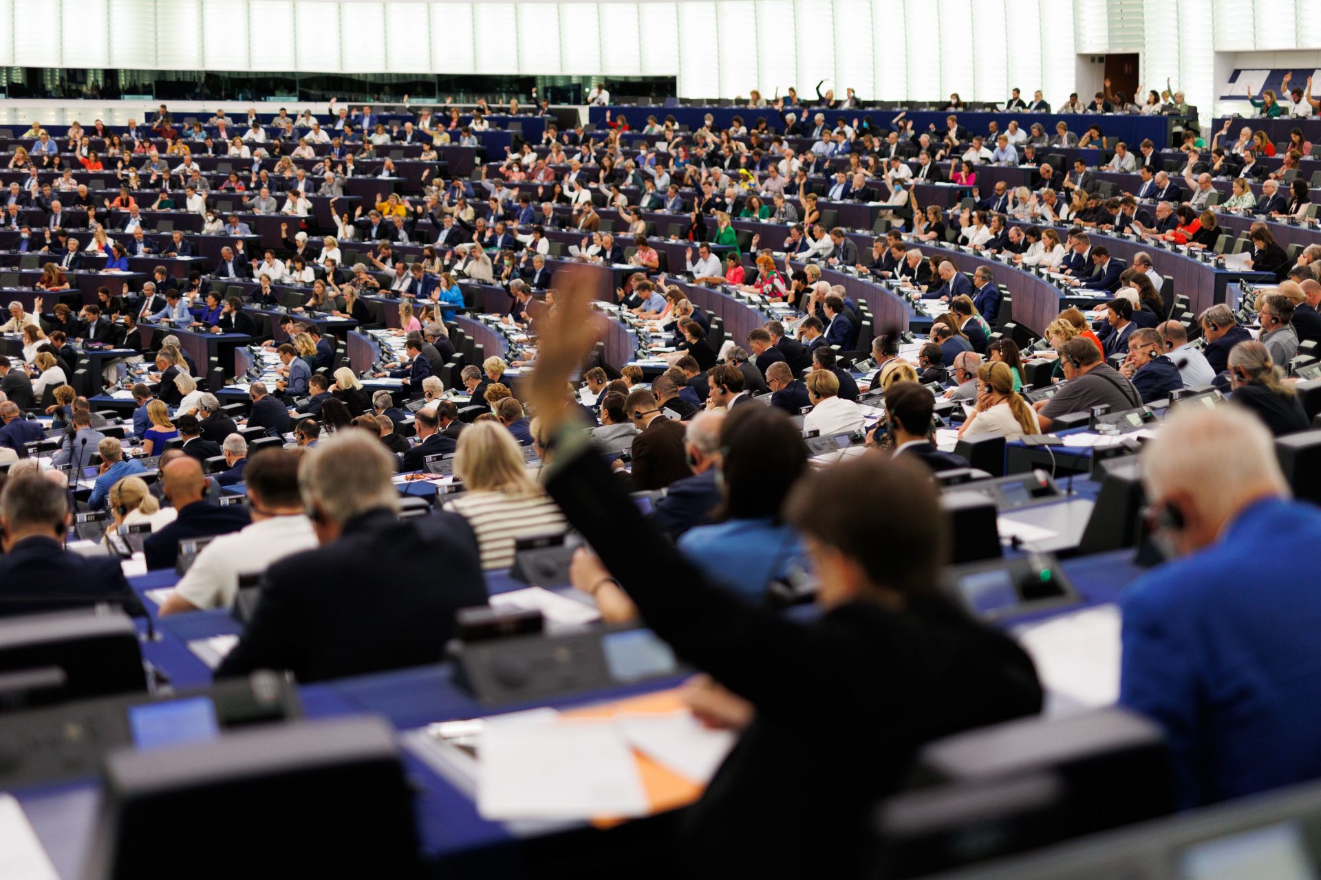 MEP venter på godkjenning av mediefrihetsloven.  Journalister ønsker det velkommen, noen redaktører motsetter seg det
