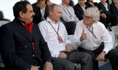 Král Bahrajnu Hamad bin Isa Al Khalifa, ruský prezident Vladimir Putin a bývalý šéf F1 Bernie Ecclestone na závodě v Soči v roce 2014
 (kremlin.ru / Wikimedia Commons / CC BY 3.0)