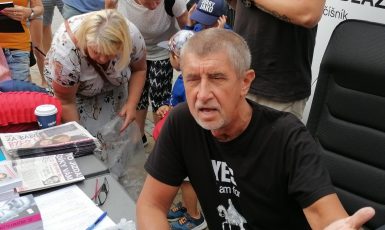 Andrej Babiš (ANO) na mítinku v Čelákovicích hovoří s jedním z kritiků (Foto Jenny Nowak / FORUM 24)