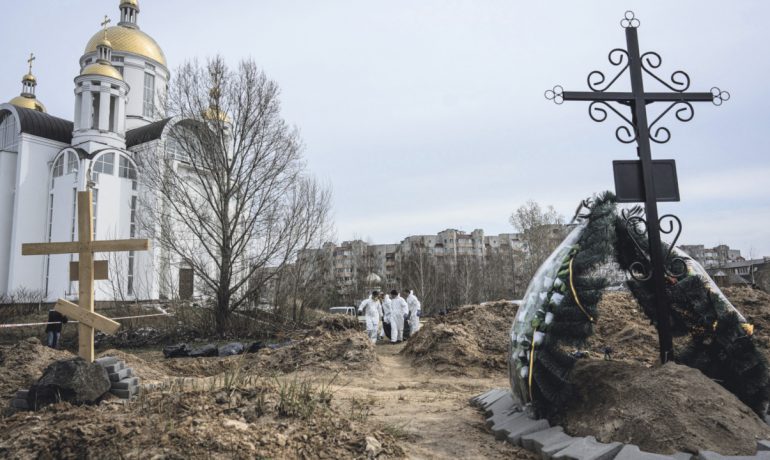 Na kyjevském předměstí Buča byly po vytlačení ruských okupantů nalezeny masové hroby ukrajinských civilistů. (ČTK)
