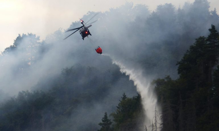 S hašením požáru v Hřensku pomáhly i helikoptéry  (HZS Ústeckého kraje, se souhlasem)