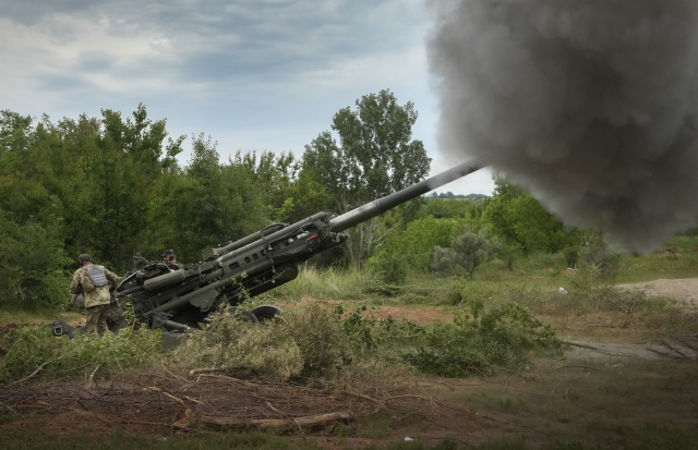 Ukrajinští vojáci střílejí na ruské pozice z houfnice M777 dodané Spojenými státy (ČTK/AP/Efrem Lukatsky)