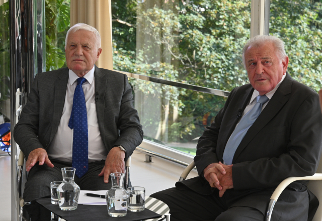 Setkání bývalého české premiéra Václava Klause (vlevo) a bývalého slovenského premiéra Vladimíra Mečiara (ČTK/Zehl Igor)