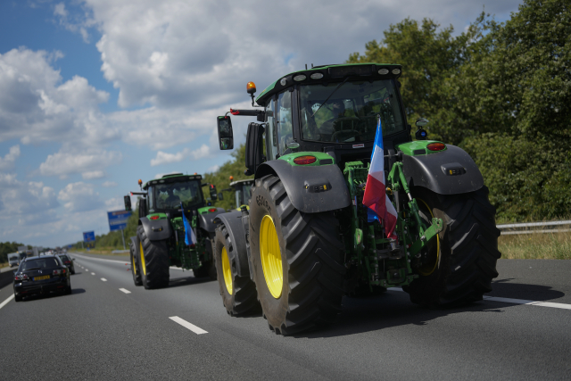 Zemědělci v Nizozemí protestují proti plánu vlády (ČTK/AP/Thibault Camus)