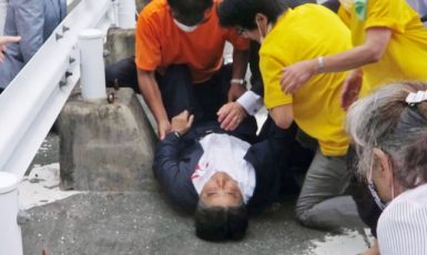 Japonský expremiér Šinzó Abe se stal obětí atentátu (ČTK/AP/Uncredited)