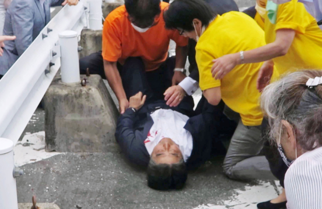 Japonský expremiér Šinzó Abe se stal obětí atentátu (ČTK/AP/Uncredited)
