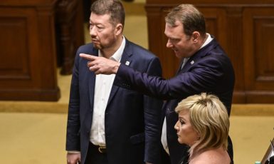 Předseda SPD Tomio Okamura, místopředseda SPD Radim Fiala a předsedkyně poslaneckého klubu ANO Alena Schillerová (ČTK/Vondrouš Roman)