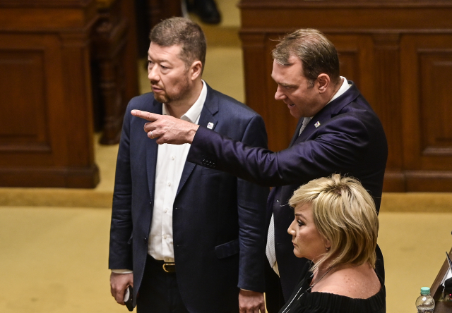 Předseda SPD Tomio Okamura, místopředseda SPD Radim Fiala a předsedkyně poslaneckého klubu ANO Alena Schillerová (ČTK/Vondrouš Roman)
