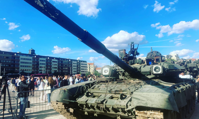 Výstava zneškodněné vojenské techniky ruské okupační armády v Praze (FORUM 24)