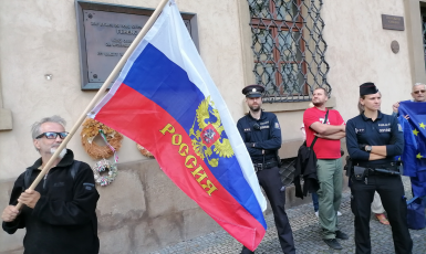 Na demonstraci proti vládě Petra Fialy (ODS) vlály ruské vlajky (Jenny Nowak / FORUM 24)
