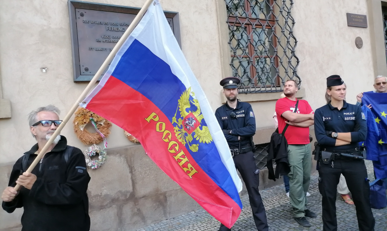 Na demonstraci proti vládě Petra Fialy (ODS) vlály ruské vlajky (Jenny Nowak / FORUM 24)