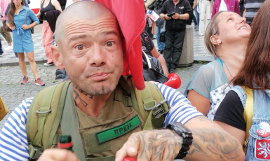 Zhruba 200 lidí protestovalo v červenci před poslaneckou sněmovnu proti vládě Petra Fialy (ODS) (Jenny Nowak / FORUM 24)